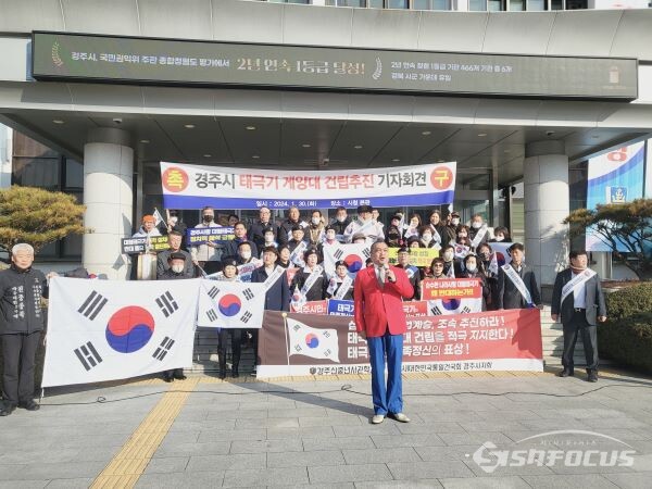 시민단체회원 중 한명이 직접 애국가를 부르고 있는 모습. 사진/ 김대섭 기자