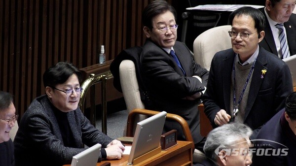 더불어민주당 이재명 대표가 25일 오후 서울 여의도 국회에서 열린 본회의에 참석해 동료 의원들을 바라보고 있다. 사진 / 이 훈 기자