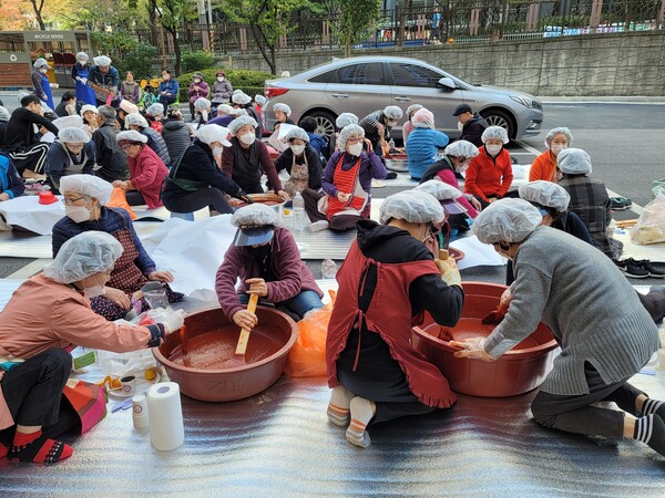 서울 노원구가 공동체 활성화를 돕기 위해 마련한 프로그램 중에 고추장담그기 모습. (사진 / 노원구청)