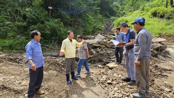 박현국 군수가 수해 응급 복구 현장을 방문해 주민들과 이야기를 나누고 있다.사진/봉화군