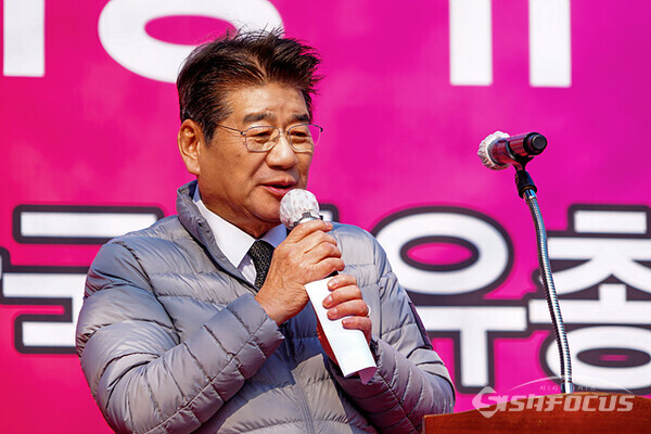2일 '이적 논란 윤미향 규탄 결의대회'에서 한국자유총연맹 강석호 총재가 인사말을 하고 있다.    사진 / 유우상 기자