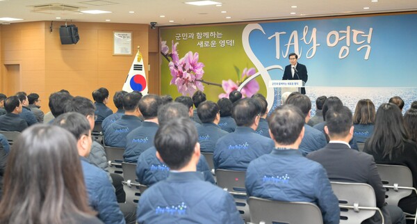 5일 김광열 군수가 2월 정례회에서 지역경제 활성화를 위해소신과 자신감을 갖고 공무에 임해달라고 당부하고 있다.사진/영덕군