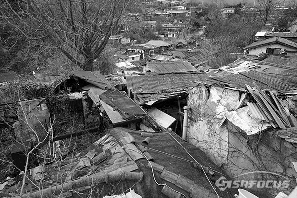 지난 5일 오후 한때는 정겹기만 하던  마을은 이제 전쟁터 폐허처럼 되었다.     사진/유우상 기자