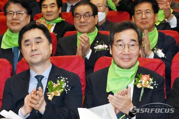 지난 2월 4일 이낙연(우), 김종민(좌) 새로운미래 공동대표가 박수를 치고 있다. 사진 / 시사포커스DB