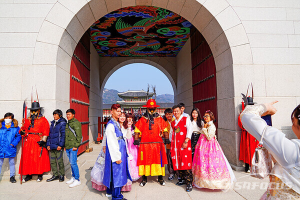 지난 11일 경복궁에서 외국 관광객들이 한복을 입고 설날을 즐기고 있다.  사진/유우상 기자