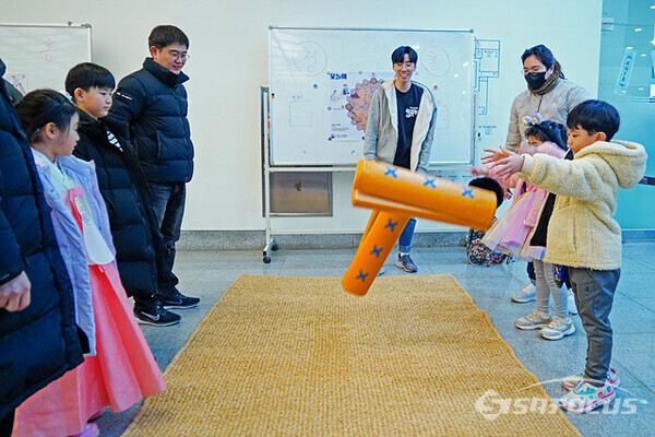 지난 11일 국립민속박물관 '2024 설 맞이 한마당' 행사 중 어린이들이 윷놀이를 하고 있다. 사진/유우상 기자