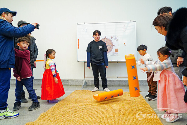지난 11일 국립민속박물관 '2024 설 맞이 한마당' 행사 중  어린이들이 윷놀이를 하고 있다. 사진/유우상 기자