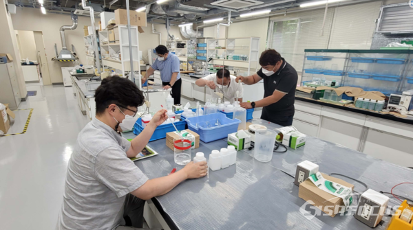 일본 관동학원대학에서 연구소에서 알루미늄 부식 표면 처리 실습하는 모습. 사진/영진전문대