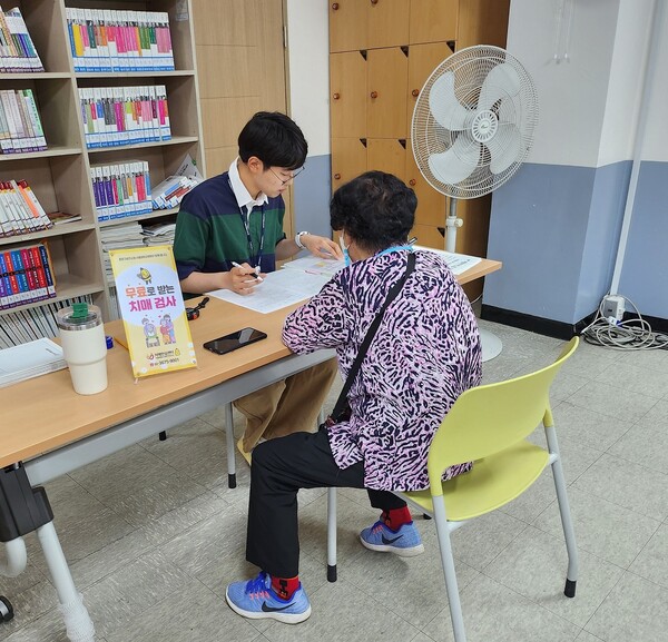 서울 종로구 동주민센터에서 「찾아가는 기억충전소」를 운영하고 무료 치매 검진 서비스를 제공한다. (사진 / 종로구청)