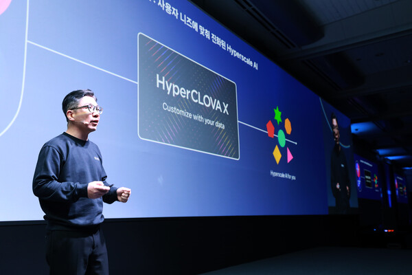 김유원 네이버클라우드 대표가 지난해 2월 열린 데뷰 컨퍼런스에서 하이퍼클로바X에 대해 소개하고 있다. ⓒ네이버