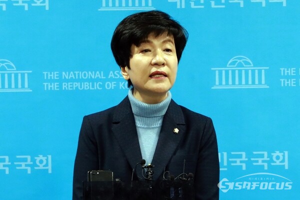 19일 오후 김영주 민주당 의원이 국회 소통관에서 취재진의 질의에 답하고 있다.[사진 /오훈 기자]