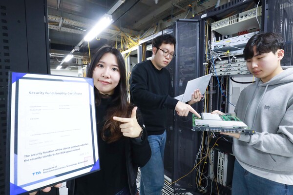 LG유플러스 직원이 한국정보통신기술협회 보안기능확인서를 소개하고 있다. ⓒLG유플러스