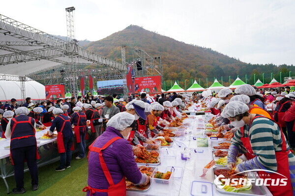 지난해 11월 해남미남축제 시 김치 담그기 행사 장면. 사진/최영남 기자