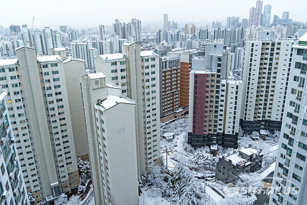 22일 아침 서울 마포구 한 아파트 단지는 하얀 설국 마을로 변했다.  사진 / 유우상 기자