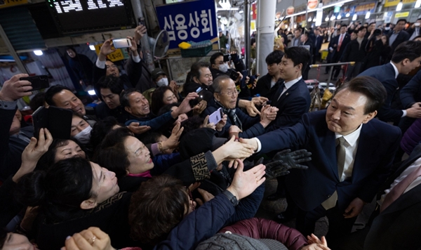 2월 22일 오후 윤석열 대통령이 경남 지역 대표 전통시장인 마산어시장을 방문했다. ⓒ대통령실