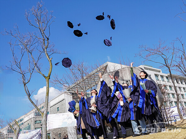 26일 오전 연세대학교 신촌 캠퍼스 공대 졸업생들이 학사모를 하늘 높이 던지며 더 높고 밝은 미래를 다짐한다.        사진/유우상 기자