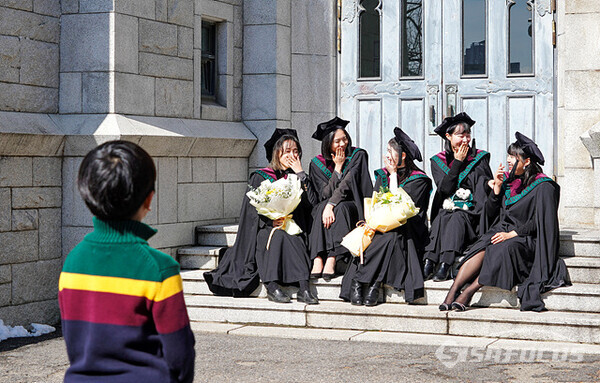 26일 서울 신촌 이화여대 캠퍼스에서 졸업생들이 모여 담소하고 있다.  사진/유우상 기자