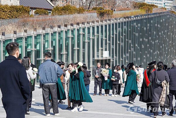 26일 서울 신촌 이화여대 캠퍼스는  학위 수여로  축하의 물결이 이어지고 있다.  사진/유우상 기자