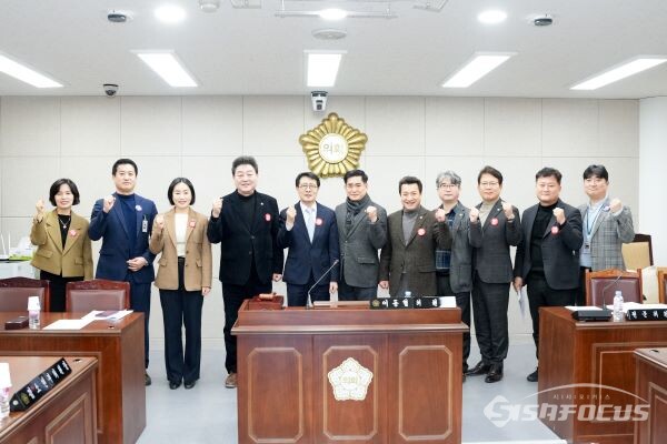 특별위원회 의원들이 간담회 후 기념촬영하는 모습. 사진/경주시의회