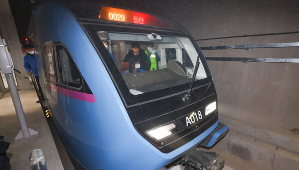 사진은 오는 3월 30일 개통을 앞둔 수도권광역급행철도(GTX)-A 수서-동탄 구간 열차가 영업시운전을 하는 모습 / ⓒ뉴시스