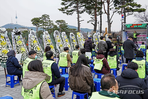 28일 용산구 전쟁기념관 앞에서 경기도의사회 회원들이 의대 정원 증원 반대 집회를 하고 있다. 사진/유우상 기자