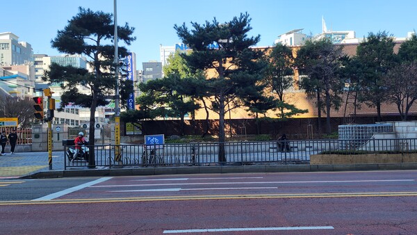 서울 중구가 3월 개학을 맞아 어린이 등하굣길 안전을 위해 주변 무단 가판대를 정비했다. (사진 / 중구청)