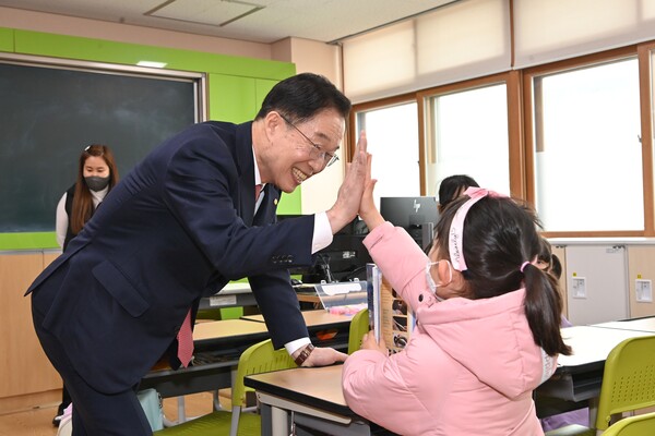 4일 임종식 경북교육감이 늘봄학교를 운영 중인 학교를 방문해 학생들과 ‘하이파이브’를 하고 있다. 사진/경북교육청