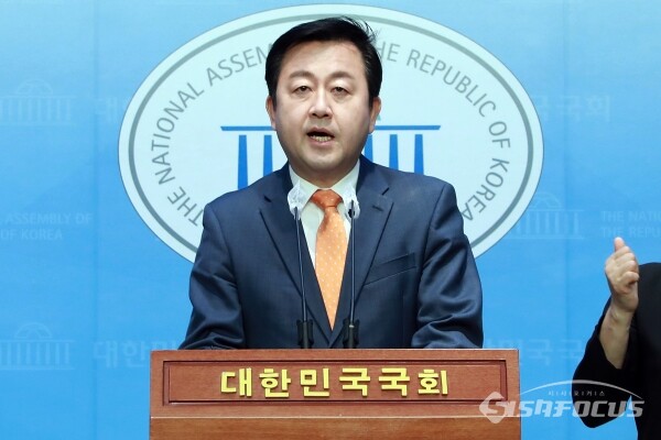 6일 김용남 정책위의장이 기자회견을 하고 있다.(1) [사진 /오훈 기자]