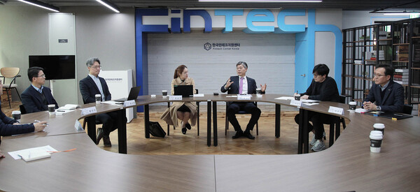 지난 6일 황병우 DGB대구은행장(오른쪽에서 세 번재)이 서울 마포구 프론트원을 방문해 관계자들과 핀테크 관련 논의를 진행하고 있다. ⓒDGB대구은행