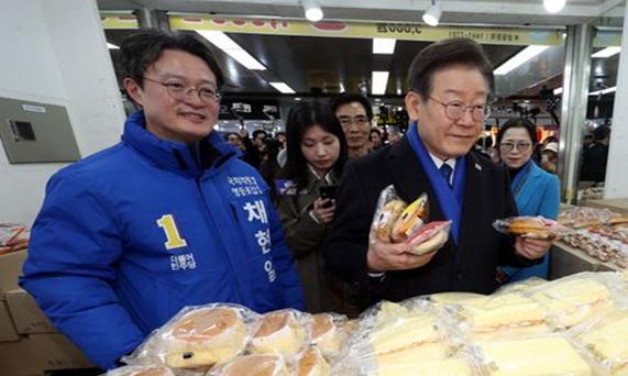 이재명 더불어민주당 대표가 지난 5일 오후 서울 영등포구 뉴타운 지하쇼핑몰 빵집에서 영등포갑 채현일 후보와 함께 빵을 구매하고 있다. 사진 / ⓒ뉴시스