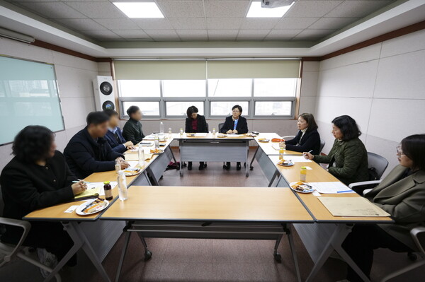 지난 7일 이순희 강북구청장이 서울시 관계자를 만나 시립강북어린이전문병원 건립 필요성과 추진 의지를 설명하고 있다. (사진 / 강북구청)