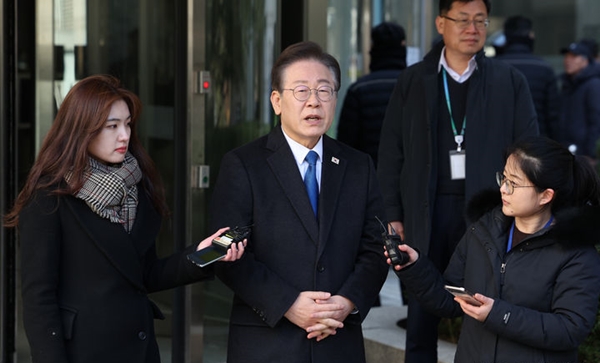이재명 더불어민주당 대표가 8일 서울중앙지방법원에서 열린 공직선거법 관련 공판에 출석하던 중 뒤를 돌아 취재진에게 발언하고 있다. ⓒ뉴시스