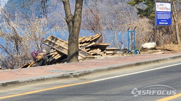 반대편 옥연지(저수지) 둘레에 방치돼 있는 공사자재들.사진/김진성 기자