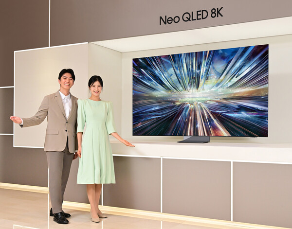 삼성전자 모델이 '3세대 AI 8K 프로세서'를 탑재한 2024년형 Neo QLED 8K TV 신제품을 소개하고 있다. ⓒ삼성전자