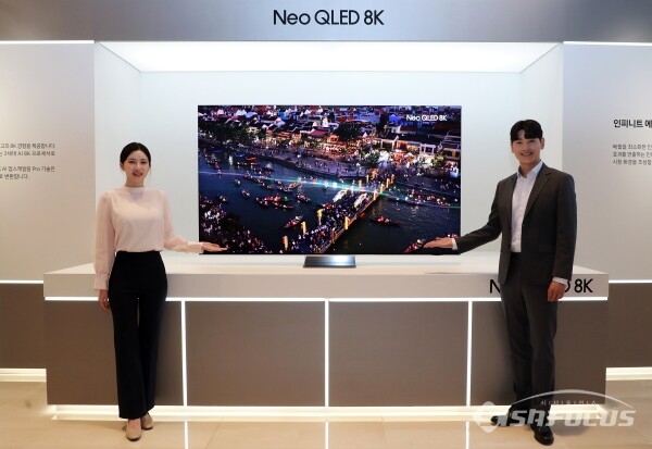 13일 모델들이 네오 QLED 8K TV 앞에서 포즈를 취하고 있다.(2) [사진 /오훈 기자]