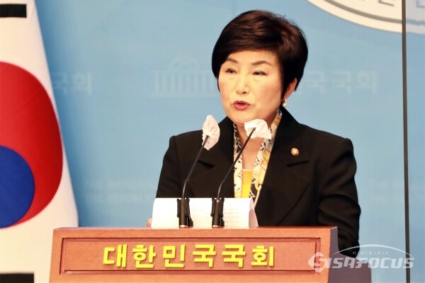 전혜숙 의원이 국회 소통관에서 기자회견을 하고 있다. [사진 /오훈 기자]