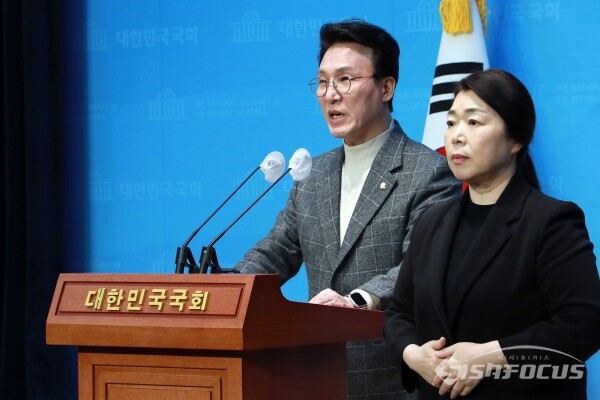 15일 김민석 의원이 기자회견을 하고 있다.(1) [사진 /오훈 기자]
