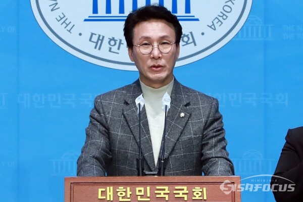 15일 김민석 의원이 기자회견을 하고 있다.(2) [사진 /오훈 기자]