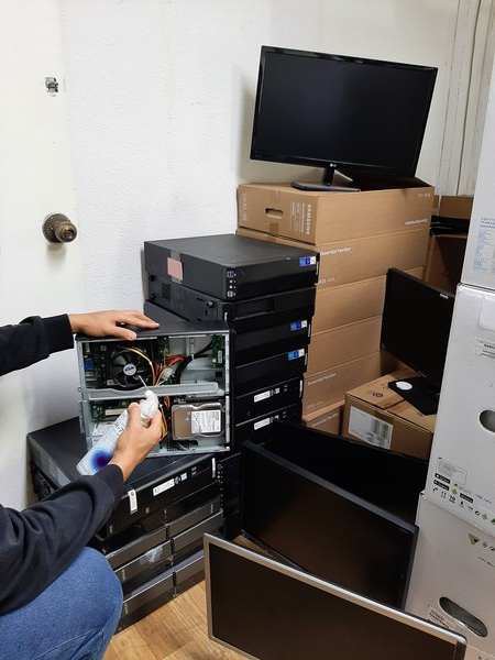 서울 강북구가 컴퓨터를 무상 보급하는 ‘2024년 강북 IT 희망나눔사업’에 쓰일 PC를 정비하고 있다. (사진 / 강북구청)