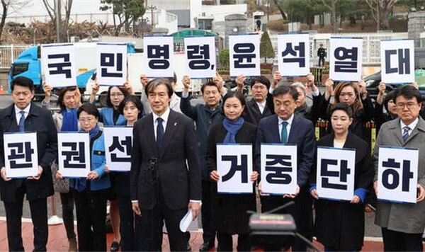 조국혁신당 조국 대표가 19일 서울 용산 대통령실 앞에서 기자회견을 열며 정권 비판에 나섰다. 사진 / ⓒ뉴시스