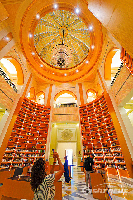 아부다비 대통령궁은 방대한 도서를 소장한 도서관도 유명하다.  사진/유우상 기자