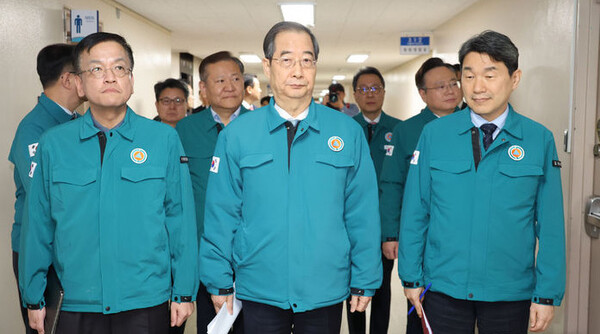 한덕수 국무총리와 이주호 부총리 겸 교육부 장관 등이 20일 서울 종로구 정부서울청사에서 의료개혁 관련 대국민 담화 발표 및 의대정원 증원 기자회견을 하기 위해 합동브리핑실로 향하고 있다 / ⓒ뉴시스