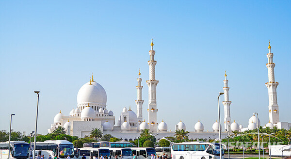  '셰이크 자이드 그랜드 모스크' 사원은 82개 돔으로 형성된 UAE 최대 이슬람 사원이다.  사진/유우상 기자