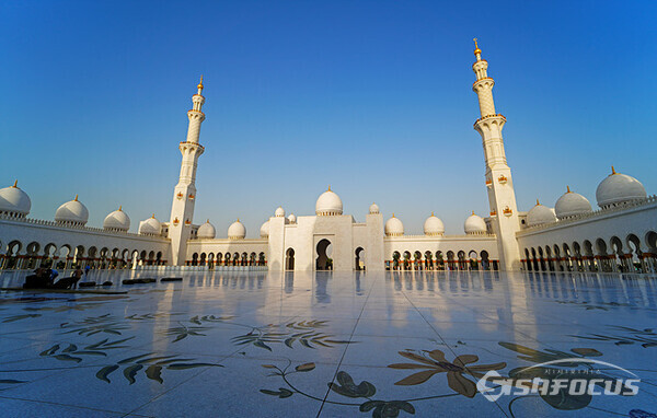 '셰이크 자이드 그랜드 모스크' 사원은 82개 돔으로  형성된 UAE 최대 이슬람 사원이다.  사진/유우상 기자