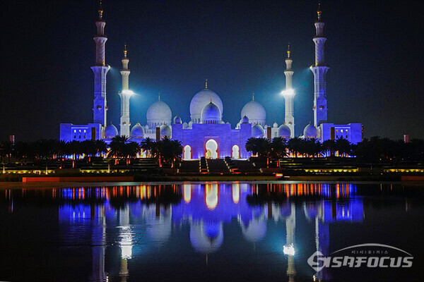 '셰이크 자이드 그랜드 모스크' 사원은 82개 돔으로  형성된 UAE 최대 이슬람 사원이다.  사진/유우상 기자