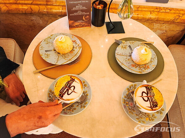 아부다비  에미리트 팰리스 호텔에서 금가루 뿌린 커피와 조각 케익을 먹고 있다.  사진/유우상 기자
