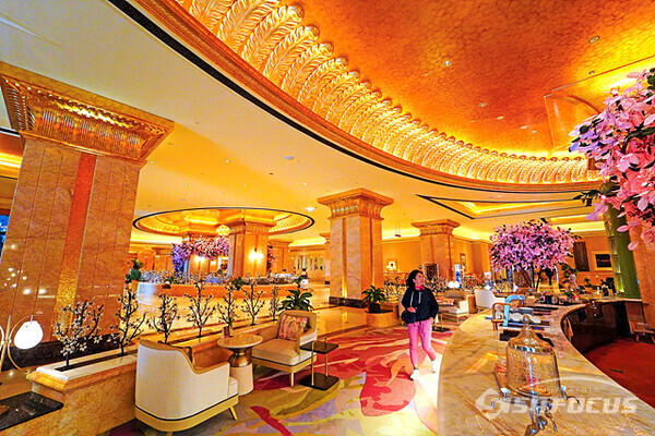 아부다비  에미리트 팰리스 호텔 내부 인테리어는 금으로 장식하여 화려함의 극치를 보여준다.  사진/유우상 기자