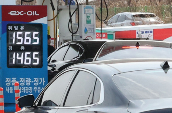 서울 서초구 EX-OIL 만남의광장주유소에 차량들이 연료를 넣기 위해 줄지어 대기하고 있다 / ⓒ뉴시스DB