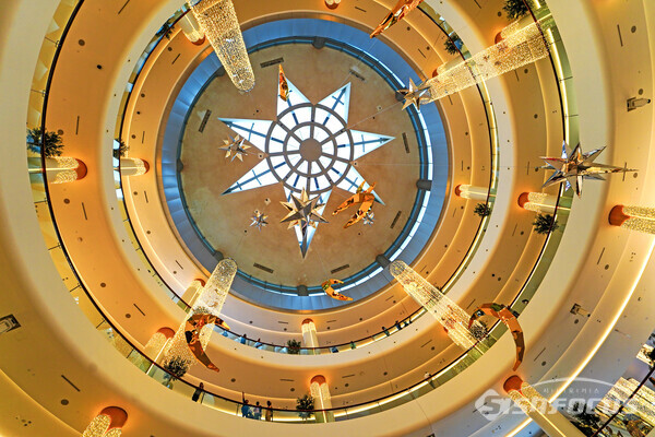 두바이 몰(Dubai Mall)은 1,200 여개 매장을 보유한 세계 최대 쇼핑 몰이다. 사진/유우상 기자