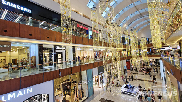 두바이 몰(Dubai Mall)은 1,200 여개 매장을 보유한 세계 최대 쇼핑 몰이다. 사진/유우상 기자